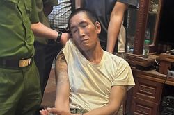 Khám nhà đối tượng dùng ma túy ở Sa Pa, phát hiện 2 khẩu súng
