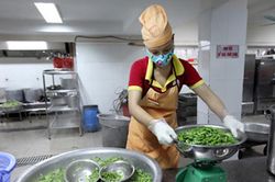 Chuyển cơ quan điều tra 17 vụ việc vi phạm an toàn thực phẩm