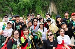 Hà Anh Tuấn, Bùi Công Nam, Phùng Khánh Linh lội bùn trồng rừng