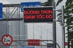 Lắp loa, màn hình LED 'hộ tống' người dân qua cầu Sài Gòn an toàn ngày mưa giông