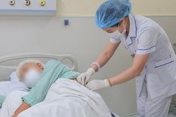 Điều trị thành công cho bệnh nhân thận 'chui lên ngực', cột sống gập cứng