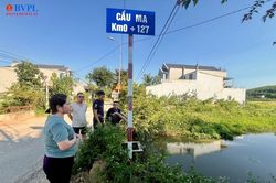 Nhiều hộ dân phải đi mua nước đóng chai vì lo sợ nước giếng ô nhiễm
