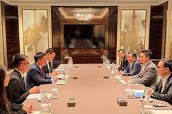 Bí thư Tỉnh ủy Nguyễn Khắc Thận làm việc với lãnh đạo Tập đoàn Sembcorp tại Singapore