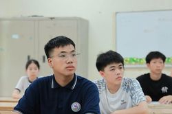 Sáng nay, sỹ tử Hà Nội làm thủ tục dự thi vào lớp 10 trung học phổ thông