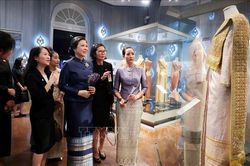 Phu nhân Ngô Phương Ly mặc trang phục truyền thống Thái Lan, thăm bảo tàng tại Bangkok