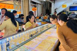 Vàng lao dốc nhiều phiên, sức mua chưa hạ nhiệt