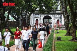Thí sinh đổ về Văn Miếu dâng hương sau buổi làm thủ tục thi vào 10
