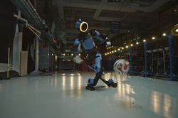 Robot hình người trình diễn kỹ thuật đá bóng chuyên nghiệp