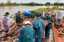 Dông lốc tại U Minh làm nhiều người bị thương, nhà sập và tốc mái