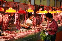 Giá thịt lợn xuống đáy 16 năm, hé lộ vấn đề đáng ngại với kinh tế Trung Quốc