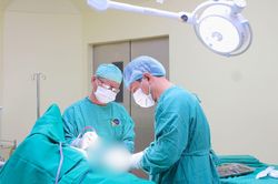 Va vào chổi quét nhà, người phụ nữ bị kẽm dài 18cm đâm xuyên ngực