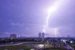 Miền Bắc đón mưa dông 'giải nhiệt', cảnh báo lốc sét, mưa đá