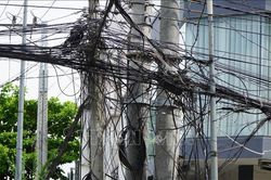 'Mạng nhện' dây điện và cáp viễn thông vây nhà dân, tiềm ẩn nguy cơ cháy nổ