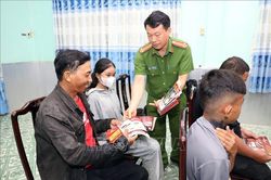 Tuyên truyền vận động người dân giao nộp vũ khí, vật liệu nổ, ngư cụ cấm