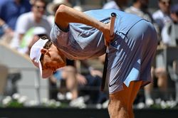 Bị loại đau khỏi Roland Garros, 'người máy' Sinner hé lộ về tình hình sức khỏe