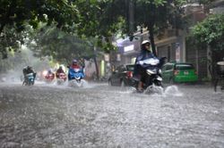 Chiều nay (29/5), Hà Nội tiếp tục có mưa to sầm sập, nhiều tuyến phố đối mặt nguy cơ ngập sâu