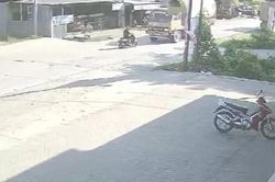 Xe máy tông trực diện xe tải, người đàn ông bị kéo lê 10m vẫn sống sót khó tin