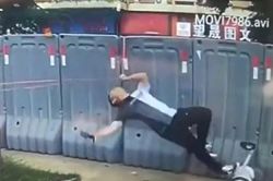 Vừa đi vừa bấm điện thoại, nam thanh niên bị sợi dây quật ngã giữa phố