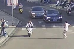 Khiêng ống thép dài 5 mét qua đường, 2 người đàn ông khiến cô gái đi xe máy ngã văng