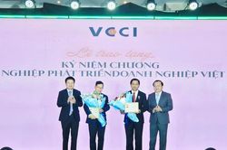 Bí thư Tỉnh ủy Vĩnh Long nhận kỷ niệm chương vì sự nghiệp phát triển doanh nghiệp