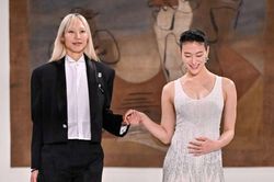 Bella Hadid 'thả tim' khi siêu mẫu Choi Sora mang thai
