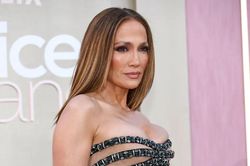 Jennifer Lopez gây ấn tượng mạnh khi diện váy 'đánh lừa thị giác'