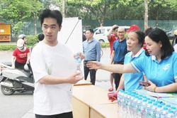 Thi vào lớp 10 ở Hà Nội: Hội viên phụ nữ tiếp sức cho thí sinh giữa tiết trời oi bức