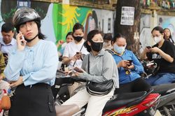 Thi vào lớp 10 ở Hà Nội: Cả gia đình áp lực vì kỳ thi quá căng thẳng