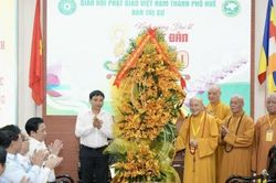 Phó Thủ tướng Nguyễn Văn Thắng chúc mừng Đại lễ Phật đản tại Huế