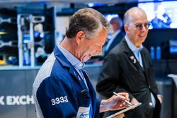 S&P 500 và Nasdaq lập đỉnh cao mới, giá dầu đuối sức