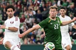 Ireland hạ Qatar trong trận đấu có 2 thẻ đỏ