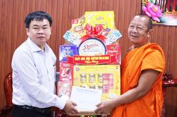 Đoàn công tác tỉnh An Giang chúc mừng Đại lễ Phật đản chùa Cà Nhung và chùa Thủy Liễu