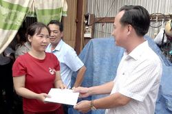 Thăm, hỗ trợ các hộ dân bị tốc mái nhà do mưa dông tại xã Châu Phong