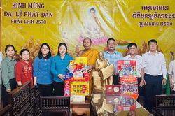 Phó Chủ tịch Thường trực HĐND tỉnh An Giang Lê Hồng Thắm chúc mừng Đại lễ Phật đản tại hai xã Tri Tôn, Ô Lâm