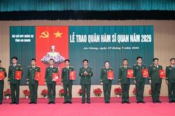Bộ Chỉ huy Quân sự tỉnh An Giang trao quyết định thăng quân hàm, nâng lương sĩ quan, quân nhân chuyên nghiệp năm 2026