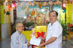 Phó Chủ tịch Thường trực UBND tỉnh An Giang Nguyễn Thanh Phong chúc mừng Đại lễ Phật đản tại phường Long Xuyên và xã Cù Lao Giêng