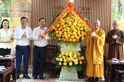 Lãnh đạo Ủy ban Trung ương MTTQ Việt Nam chúc mừng Đại lễ Phật đản tại chùa Phật Tích