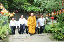 Chủ tịch HĐND tỉnh Nguyễn Việt Oanh chúc mừng Đại lễ Phật đản 2026 tại chùa Phật Tích