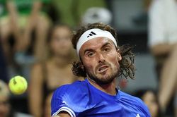 Địa chấn Roland Garros: Stefanos Tsitsipas và Ben Shelton bị loại sốc tại vòng hai