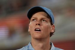Jannik Sinner gục ngã tại Roland Garros: Bi kịch chấn thương và cú sốc lịch sử trước Cerundolo