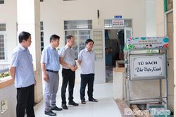 Nguyên Phó Chủ tịch Quốc hội Lê Minh Hoan thăm Trường Tiểu học Mỹ An tại xã Tháp Mười