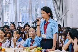 Đại biểu HĐND xã Chư Sê đối thoại với trẻ em