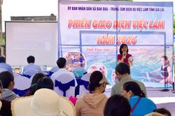 Hơn 200 người lao động tham gia Phi&ecirc;n giao dịch việc l&agrave;m tại x&atilde; Đak Đoa