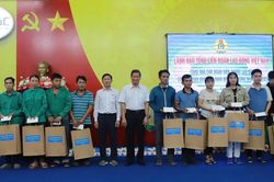 Ph&oacute; Chủ tịch Tổng LĐLĐ Việt Nam Huỳnh Thanh Xu&acirc;n thăm, tặng qu&agrave; cho đo&agrave;n vi&ecirc;n, người lao động