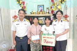 Lữ đoàn 101 thăm, tặng quà con ngư dân dịp ngày Quốc tế Thiếu nhi
