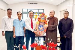 Thăm, tặng quà các cơ sở, chức sắc Phật giáo nhân dịp Lễ Phật đản - Phật lịch 2570