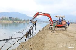 Phường Nam Nha Trang ra quân tháo dỡ bẫy nhử, lồng bè, rớ nuôi trồng thủy sản trên sông Quán Trường