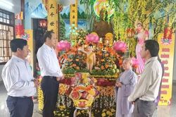 Lãnh đạo xã Hòa Trí thăm, tặng quà các cơ sở tôn giáo nhân dịp Đại lễ Phật đản