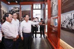 Bí thư Tỉnh ủy Lê Minh Ngân thăm Khu di tích lịch sử Chủ tịch Hồ Chí Minh và Nhà máy sản xuất của Tập đoàn Bối Thái Ni, tỉnh Vân Nam, Trung Quốc
