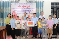 Đoàn công tác của tỉnh thăm, tặng quà trẻ em có hoàn cảnh đặc biệt tại cơ sở mái ấm tình thương Vinh Sơn